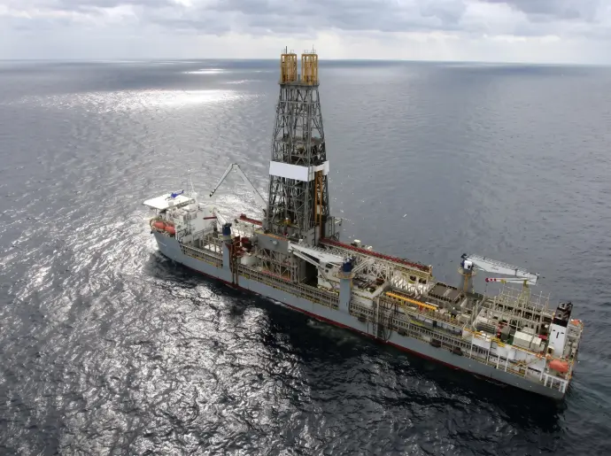 Offshore oil rig platform operating in open sea / HSO Trading